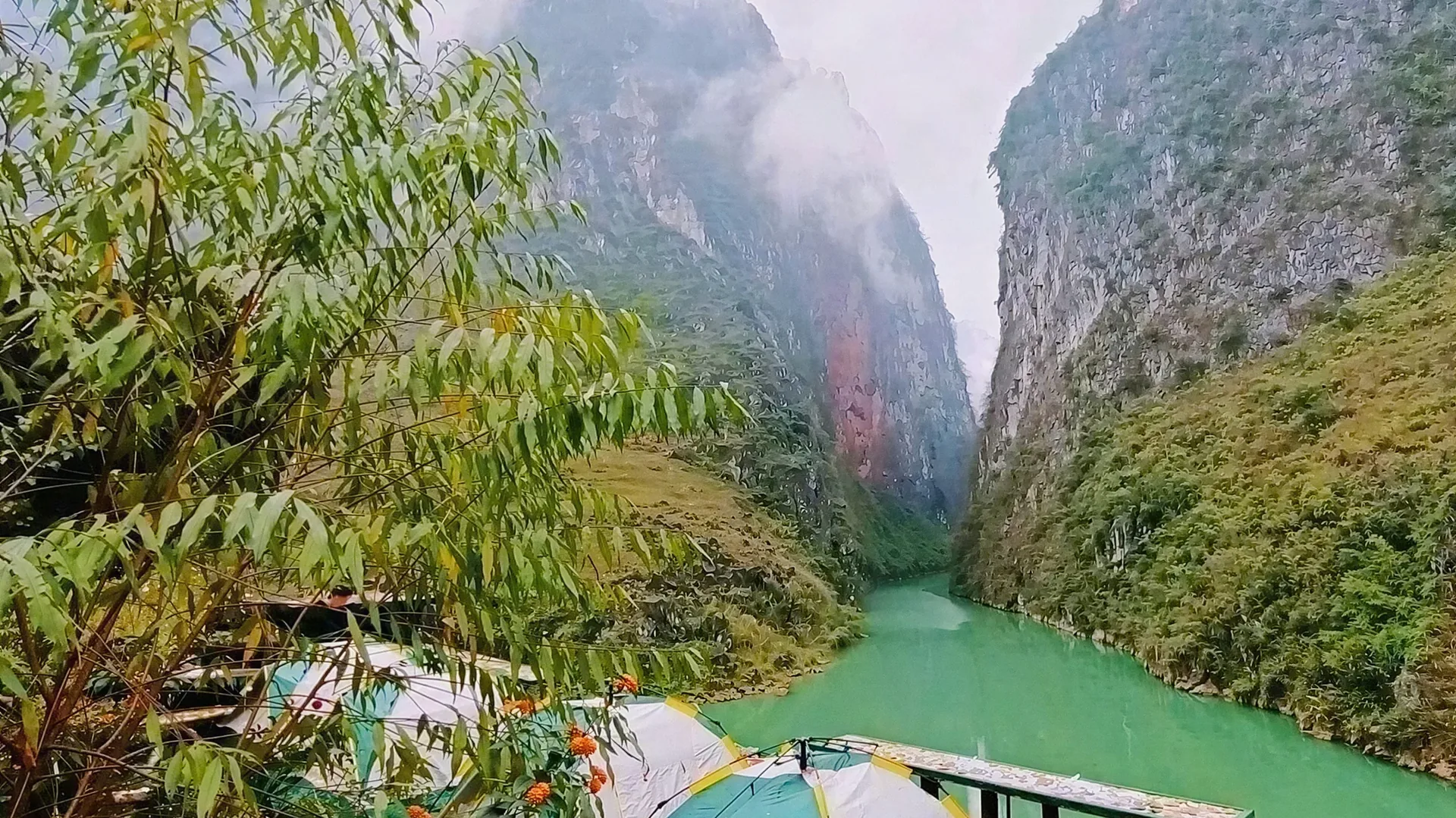 Camping above the Nho Que River at Meo Vac