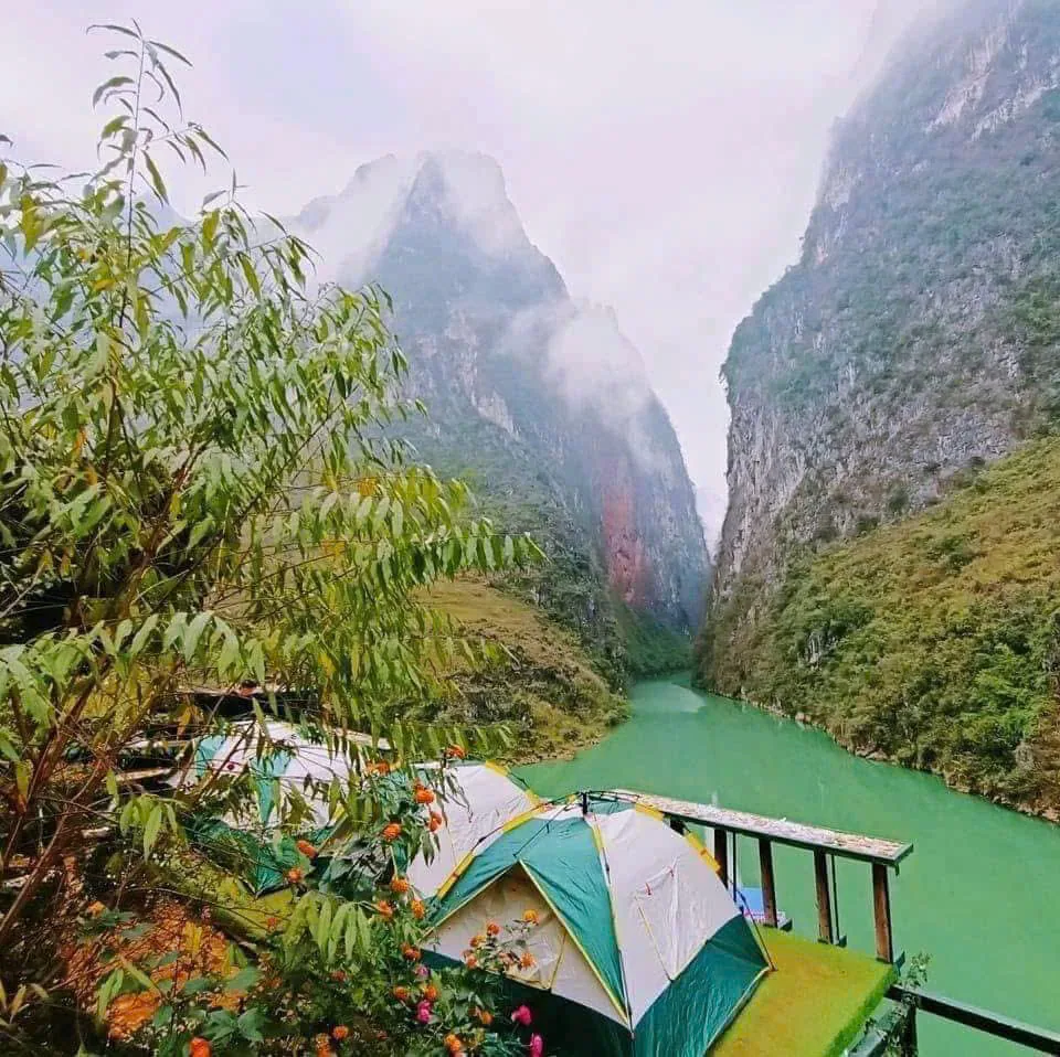 Camping above the Nho Que River at Meo Vac